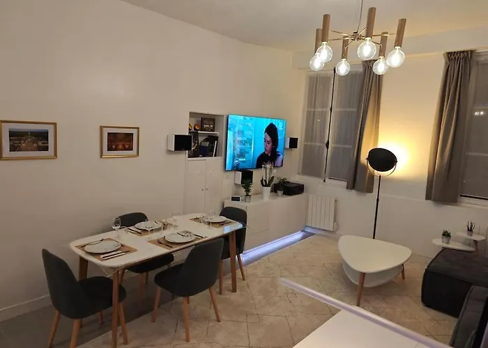 Confortable Et Luxe A Deux Pas Du Chateau De Apartment Versailles